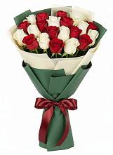 Букет Микс из красных и белых роз в Старотимашкино