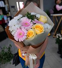 Букет цветов из:  Герберы, Розы и Хризантемы в Старотимашкино