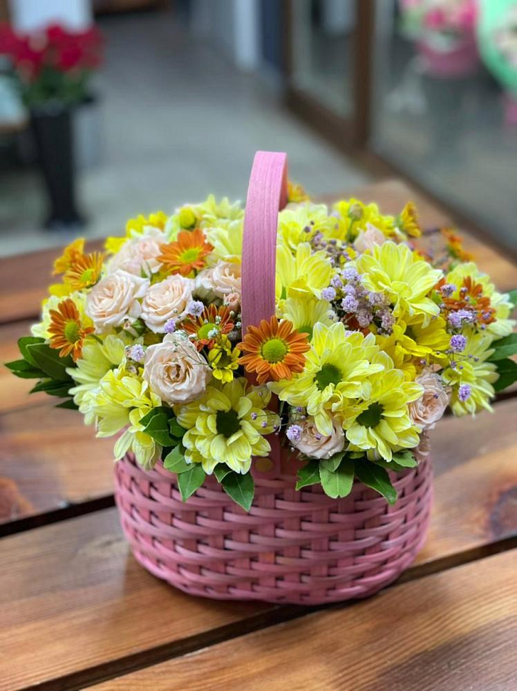 Цветочная композиция из Хризантемы и Розы в корзине в Старотимашкино