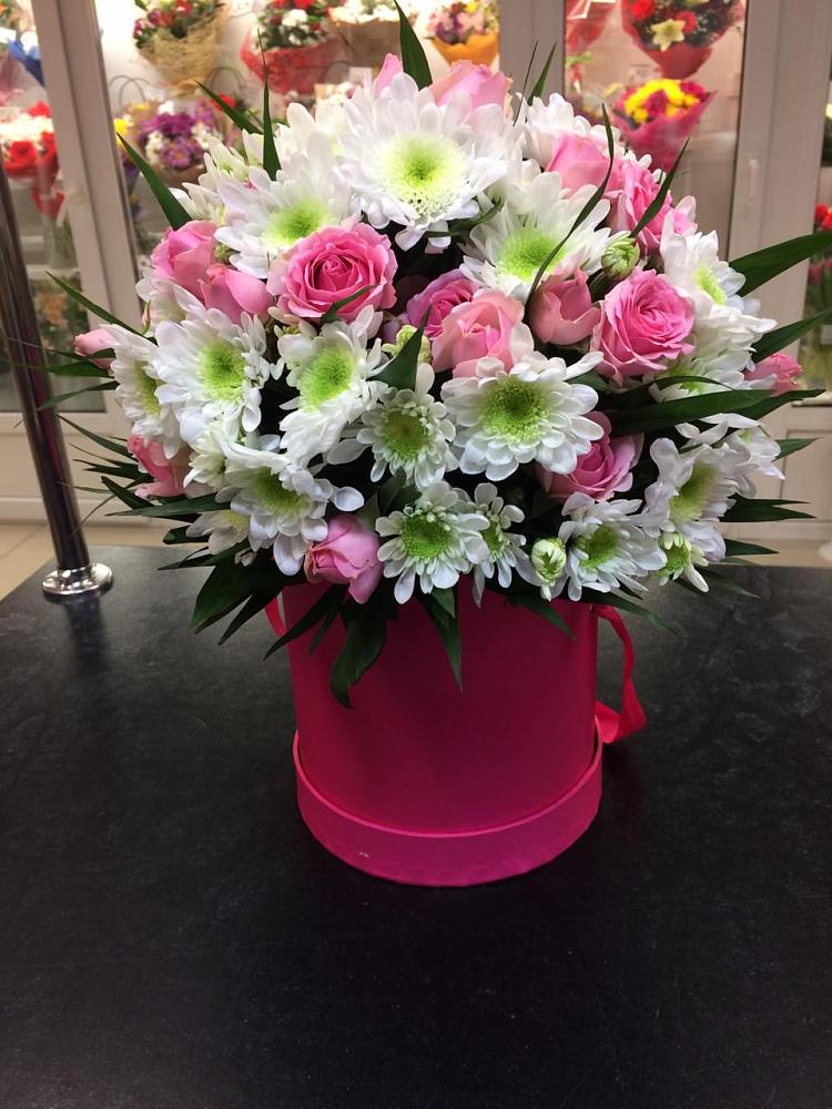 Цветочная композиция из Розы и Хризантемы в шляпной коробке в Старотимашкино