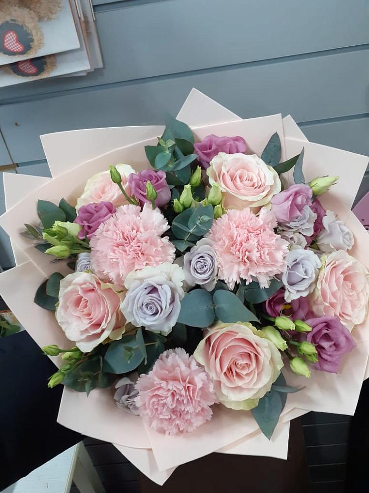 Букет цветов из: Розы, Гвоздики и Лизиантусы в Старотимашкино