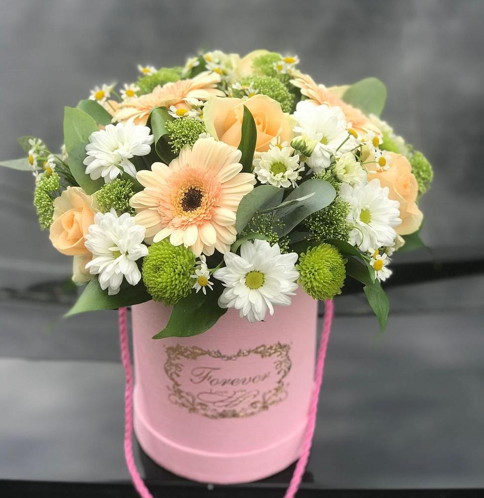 Цветочная композиция из Розы, Герберы и Хризантемы в шляпной коробке в Старотимашкино