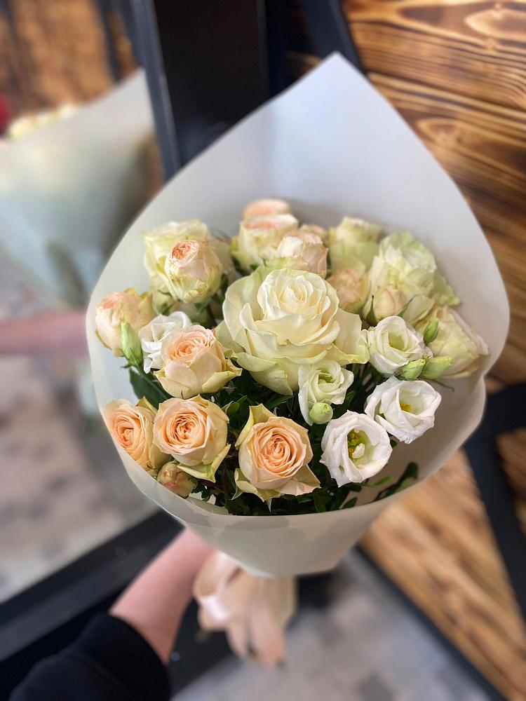 Букет цветов из: Розы и Лизиантусы в Старотимашкино